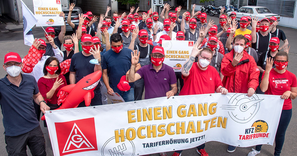 Aktion der Beschäftigten der BMW-Niederlassung Kassel während der Tarifrunde 2021. (Foto: Martin Sehmisch)