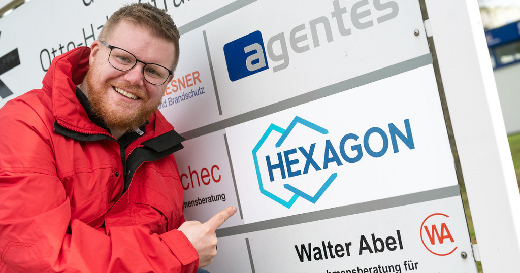 Dennis Poß betreut den Betrieb Hexagon im Industriepark Waldau in Kassel. (Foto: Martin Sehmisch)
