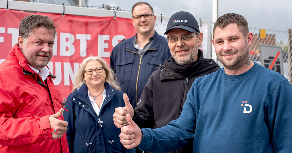 Andreas Köppe, Andrea Heine, Markus Hohmann, Frank Hellwig und Manuel Burchard sind sich einig: Die Beschäftigten von Daher Logistik sollen künftig von den Flächentarifverträgen M+E profitieren. (Foto: Martin Sehmisch)