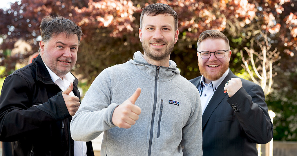 Von links: Andreas Köppe (IG Metall), David Schwedes (Vorsitzender des BR-Wahlvorstands bei Siebenhaar) und Dennis Poß (IG Metall) vor dem Arbeitsgericht in Kassel (Foto: Martin Sehmisch)