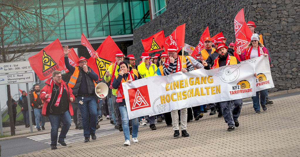 100 Beschäftigte legten die Arbeit nieder und kamen zur Warnstreik-Kundgebung. (Fotos: Martin Sehmisch)