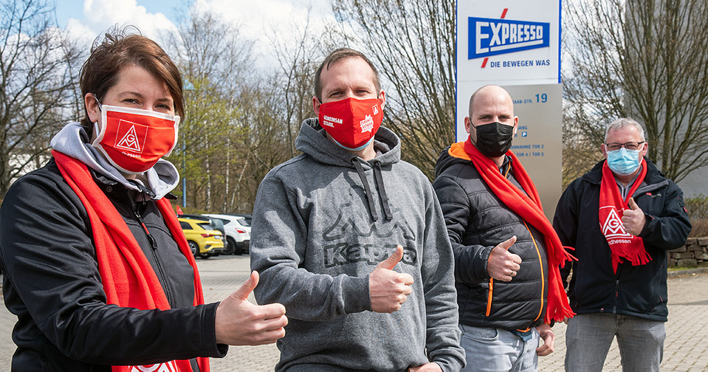 Beschäftigte von Expresso zeigten ihre Unterstützung für die Forderung nach einem Tarifvertrag. (Foto: Martin Sehmisch)
