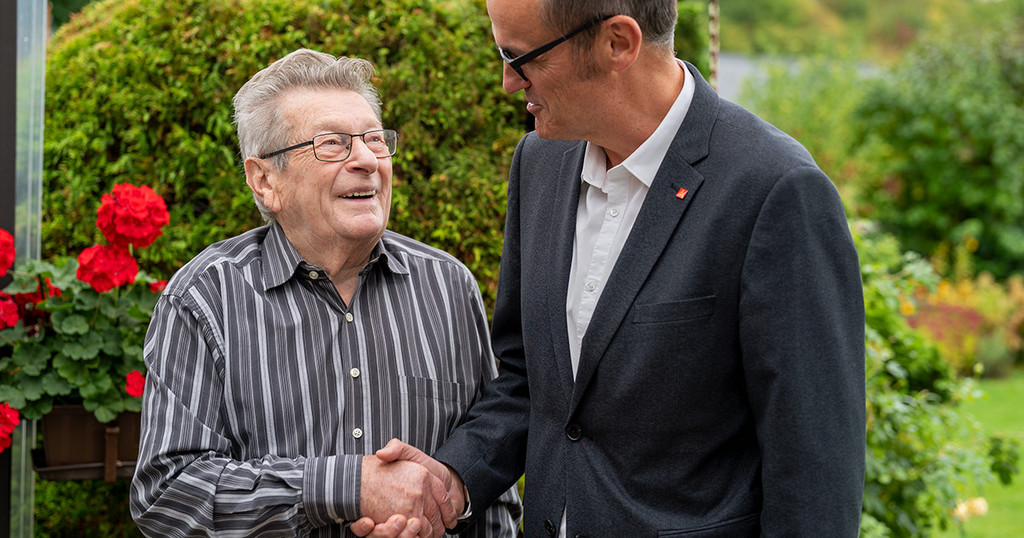 Oliver Dietzel gratuliert Hans-Jürgen Sandrock zum 70. Mitgliedschaftsjubiläum. (Foto: Martin Sehmisch)