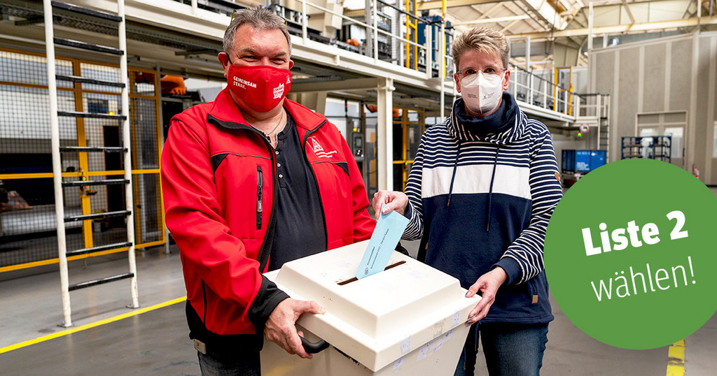 Thomas Freiberg (VK-Leiter der IG Metall im VW-Werk Kassel) und Tanja Wiegand (Sekretariat Leitung Controlling) freuen sich über den Beginn der Urnenwahl. (Foto: Martin Sehmisch)